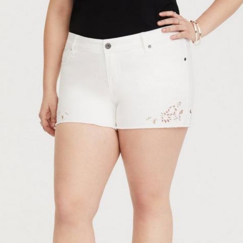 Torrid Cutout Embroidery Skinny Short in White Size 16